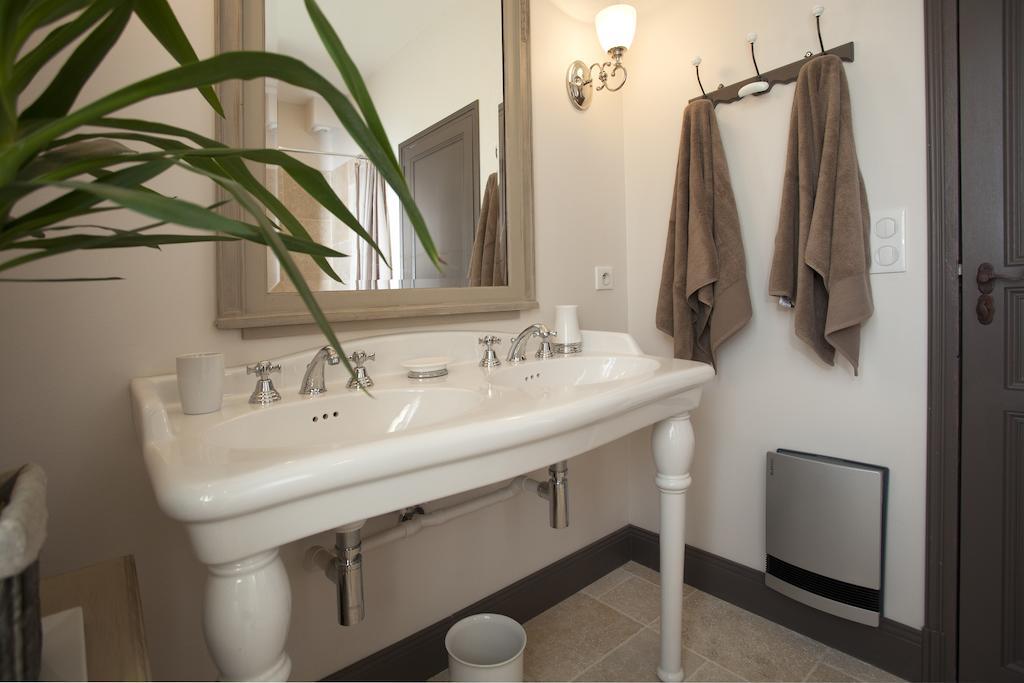 Maison D'Hotes De Charme Les Bruhasses 콩돔 객실 사진