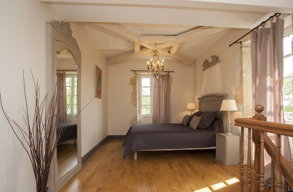 Maison D'Hotes De Charme Les Bruhasses 콩돔 객실 사진